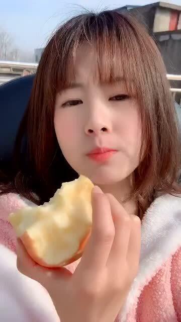 暖阳下吃瓜视频,夏日里的悠闲时光